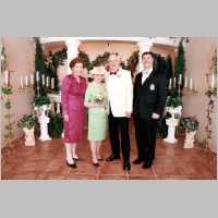 111-1439 Hochzeitsfoto Staudinger mit Trauzeugen Elsbeth Hoff, geb. Staudinger und Sohn Rodger Christian Hoff.jpg